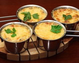 Жюльен с курицей и вешенками